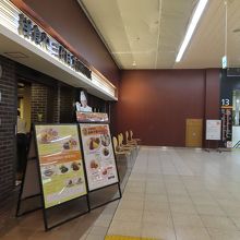 ホームを上がったところにありました