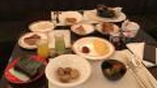 朝食はカフェテリア方式