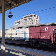 駅から見えます。一番上のガラス張りが大浴場。