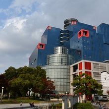 扇町公園に隣接する関西テレビ放送の本社