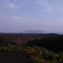 遠くに函館山が見えます