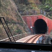 海岸沿いは山陰らしい風景の路線。