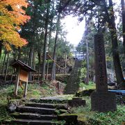 石段や石垣が立派な神社。