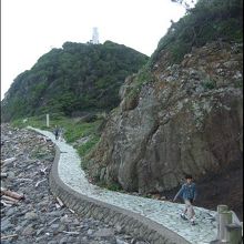 蒲生田岬灯台へと続くヘビーな階段が見えます。