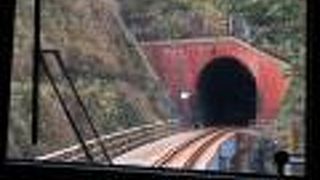 海岸沿いは山陰らしい風景の路線。