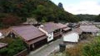 赤い石州瓦の建築が並ぶ。