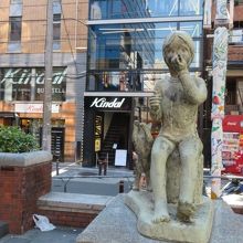 子供の像もあります