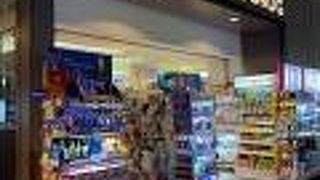 小さなエリアに、取り敢えず旅行に必要なものはそろっている。