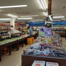 物産品が沢山ある店内。