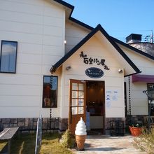 外のベンチで食べている方がいました。