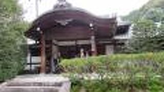 清水寺の地主神社は、京都最古で最強の恋愛パワースポットで、恋の成就を占う「恋占いの石」や、恋愛運アップにご利益のあるお守りで人気があります。