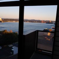 部屋からは海が一望できる。