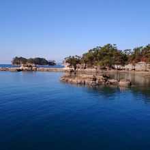 様々な形の島々の眺めを堪能できる。