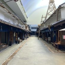 江戸時代の街並みを再現、右側建物は中に入れます