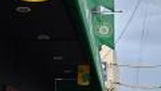 緑のひさしが目印