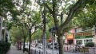 マンションが立ち並ぶ、何の変哲もない通りになっていました。