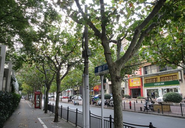 マンションが立ち並ぶ、何の変哲もない通りになっていました。