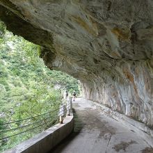 頭上を岩が覆いかぶさる