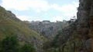 グラヴィーナ渓谷をトレッキング