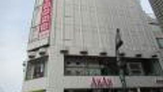 均一価格の雑貨店が多い