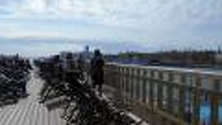 港＆プールのすぐ近くにある眺めの良いカフェ