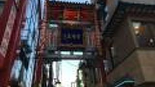 市場通りにある牌楼