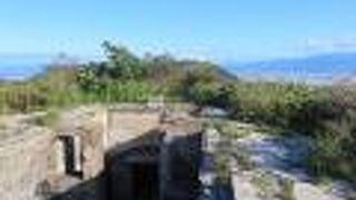 登山道から要塞の痕跡に容易にアクセス