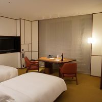 ベッドルーム、広めのテーブルがとても便利でした