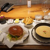 シグネチャーを2品注文、右がロブスタービスク