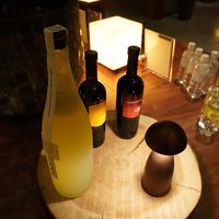 夜のロビーラウンジでお酒とスナックを楽しめました