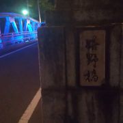 青く光る橋
