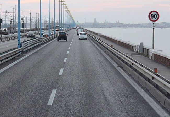 イタリア本土とベネチア本島を結ぶ唯一の橋