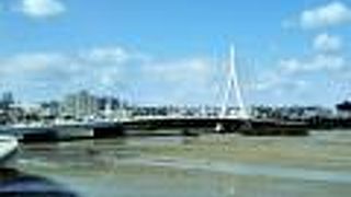 白く美しい橋。