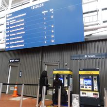 列車の発着案内板