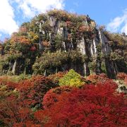 紅葉と珍しい岩山の風景が見られる場所