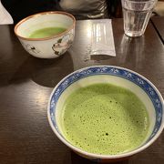 ひがし茶屋街のメイン通りを眺められます。