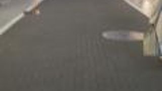 アルマーニの脇を入る