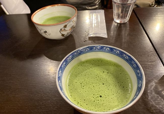 ひがし茶屋街のメイン通りを眺められます。