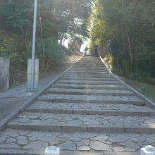 下から見た番所の坂