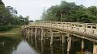 復元された木製の橋