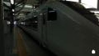 北陸路をかける特急列車