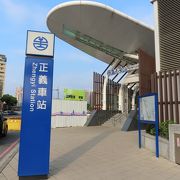 屏東線の高雄市内地下化に伴い、正義路と澄清路の間に新設された大きい駅です