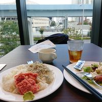 朝食3連発①、ミニ海鮮丼は、皿盛りの方が食べやすい。