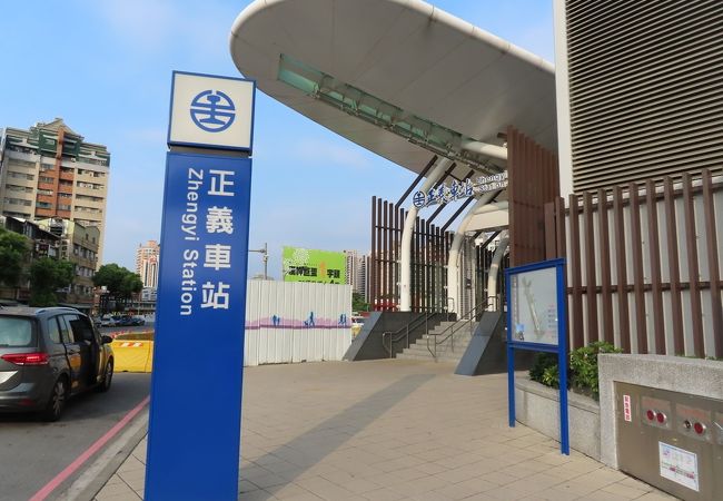 屏東線の高雄市内地下化に伴い、正義路と澄清路の間に新設された大きい駅です