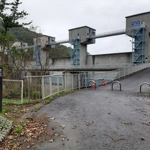 行く手に見えて来た普代水門。その大きさに圧倒されます。