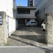 浅草通り沿いに建っています