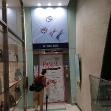 路面入口からは2階のエレベーター口が便利