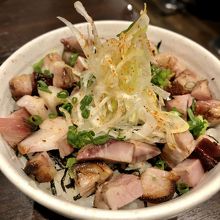 炙りチャーシュー丼…香ばしさが旨さを増す