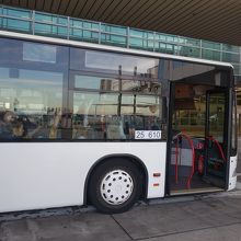 沖止めの機体までバスで移動