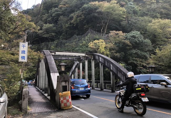早川に架かるアーチ型の美しい橋